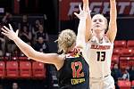 Basketbalistka Petra Holešinská opustila Brno i českou nejvyšší ženskou soutěž a vydala se do zámoří. Kyjovská odchovankyně v Americe nejen studuje, ale hlavně hraje za univerzitní tým Fighting Illini na škole University of Illinois at Urbana-Champaign.