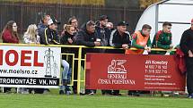 Fotbalisté Hroznové Lhoty (bíločervené dresy) v televizním duelu přehráli Vnorovy 5:1. Zápas na Zelničkách sledovalo 1500 diváků. Foto: Jaroslav Kicl