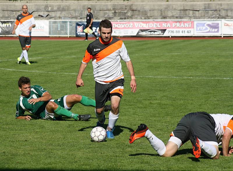 Fotbalisté Kyjova (v bílých dresech) proti Dubňanům