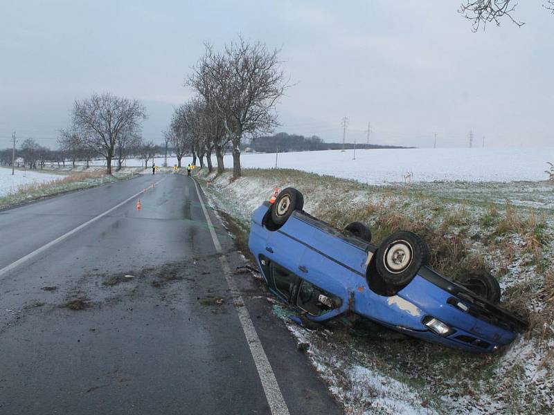 Řidička dostala mezi Svatobořicemi a Kyjovem smyk na mokré silnici.