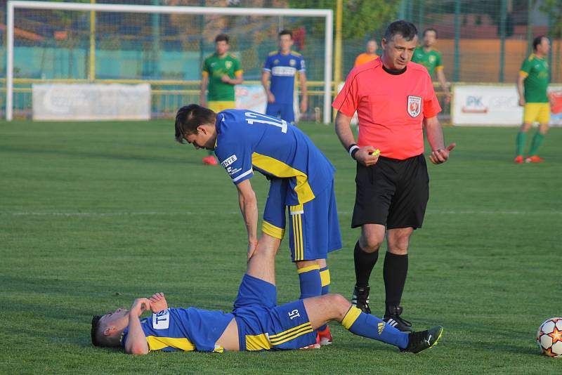 Fotbalisté Ratíškovic (v modrých dresech) podlehli v derby krajského přeboru Mutěnicím 0:3.