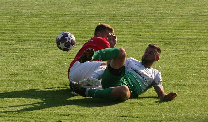 Fotbalisté třetiligového Uherského Brodu (červené dresy) v předkolo MOL Cupu zdolali divizní Bzenec 3:1.