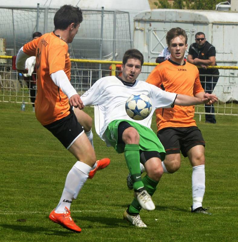 Zkušený hostující gólman Stanislav Holub byl ústřední postavou nedělního utkání Žarošic v Charvátské Nové Vsi. Utkání 1.B třídy skončilo bez branek.