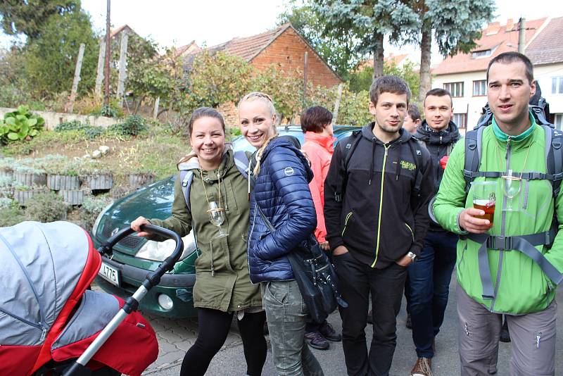 Vinařští turisté pochodovali slováckými vinohrady.