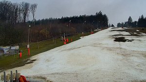 Sjezdovka nad Javorníkem druhou únorovou neděli dopoledne.