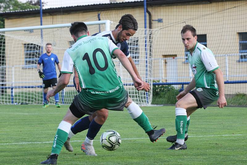 Fotbalisté Slovácka B (v modrých dresech) porazili v posledním přípravném zápase před krátkou pauzou divizní Bzenec 3:2.