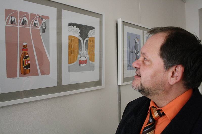 V hodonínském Regionálním centru začala výstava kresleného humoru Jiřího Srny.