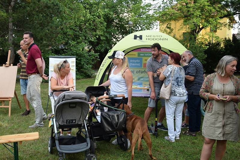 Netradiční způsob veřejného projednávání o podobě parku uskutečnili představitelé Hodonína. S lidmi se sešli přímo na místě.