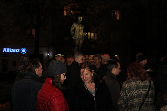Setkání občanů po třiceti letech pod sochou prezidenta Tomáše Garrigue Masaryka v Hodoníně.