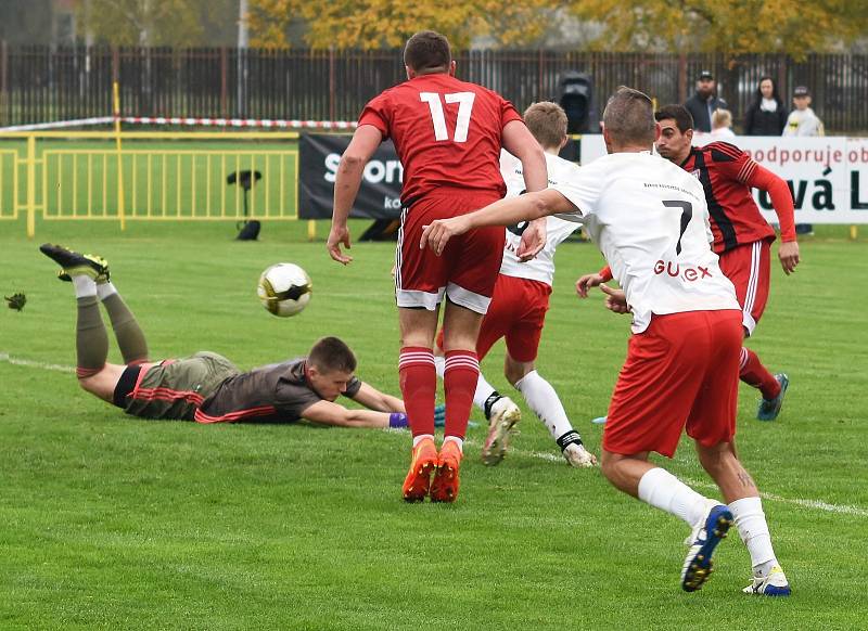 Fotbalisté Hroznové Lhoty (bíločervené dresy) v televizním duelu přehráli Vnorovy 5:1. Zápas na Zelničkách sledovalo 1500 diváků. Foto: Jaroslav Kicl