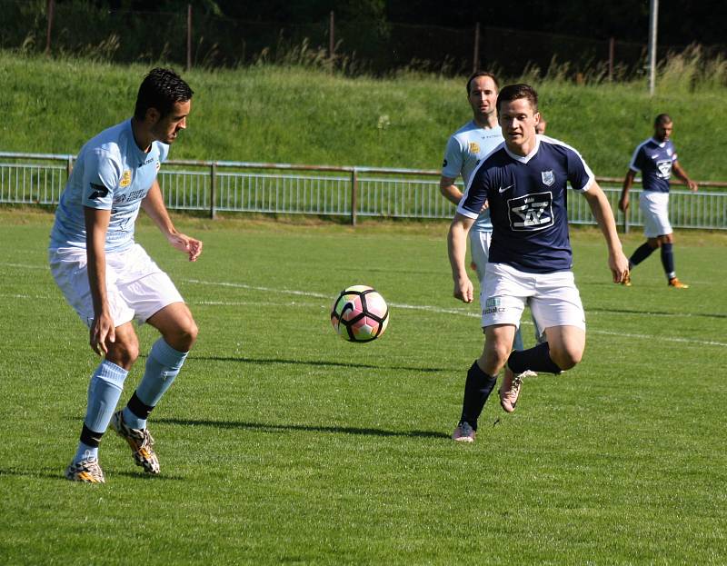 Fotbalisté FC Veselí nad Moravou (v tmavým dresech) porazili ve šlágru 23. kola I.A třídy skupiny B vedoucí Krumvíř 3:1. Sobotní duel sledovalo 350 diváků.