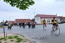 Zhruba dvě stovky cyklistů vyrazilo druhou májovou neděli na 1. ročník cyklotour Na kole dětem jihovýchodním Slováckem.