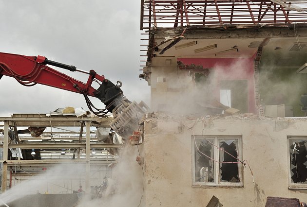 Demolice pod kontrolou jihomoravských hasičů po ničivém tornádu z 24. června 2021. Na snímku Zdravotní středisko Lužice na Hodonínsku.