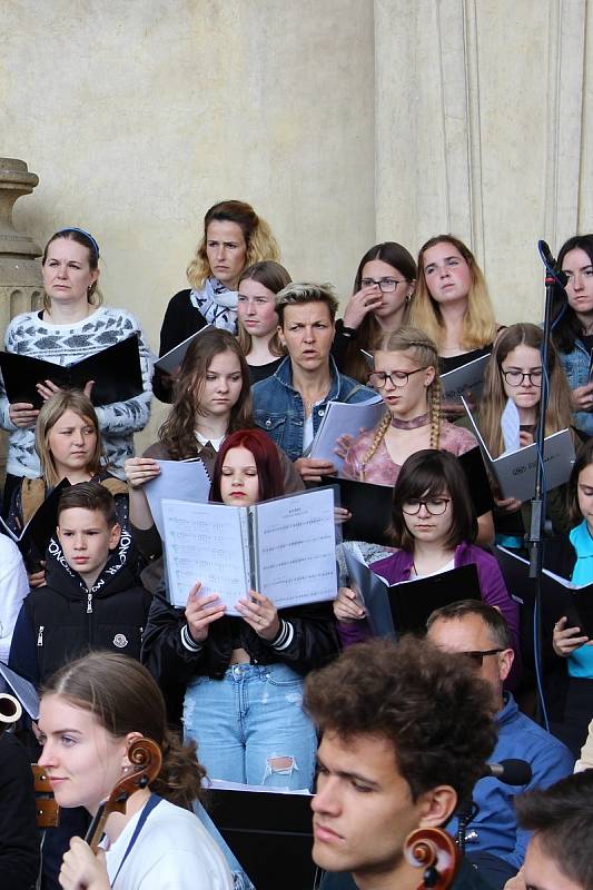 Dětský pěvecký sbor Rosenka pod vedením paní učitelky Miroslavy Zalubilové byl o víkendu součástí celorepublikového projektu základních uměleckých škol - ZUŠ OPEN, který se uskutečnil ve Valdštejnské zahradě v Praze.