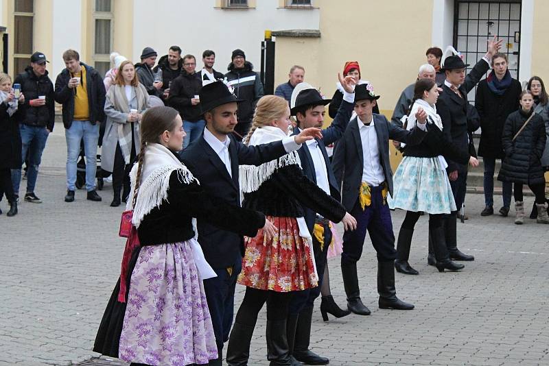 Hodové sobotní odpoledne s krojovanou chasou v Blatnici pod Svatým Antonínkem.