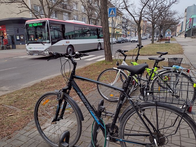Cyklistickou infrastrukturu mají v Hodoníně od dubna posílit sdílená kola.