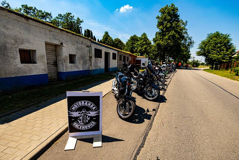 Tradiční žehnání motorek ve Vacenovicích zahajuje motorkářskou sezónu. Akci pořádá vacenovická Motobanda. Mše sloužená za jízdu bez nehod a zranění pokračuje pak okružní vyjížďkou desítek motorek.