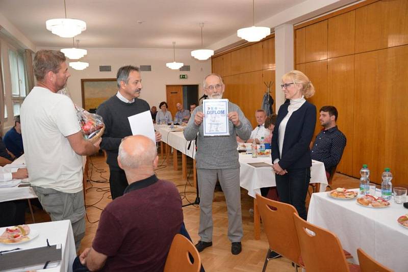 Veteránského vzpěrače Josefa Vybírala a nadějnou tanečnici Lindu Ondrušovou ocenili v pondělí zastupitelé Strážnice.