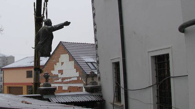 Socha V. I. Lenina při stěhování. Dnes jeho torzo slouží jako výstavní artefakt. 