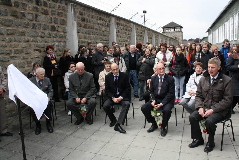 Návštěva nacistického koncentračního tábora Mauthausen s odhalením pamětní desky lužických rodáků a odbojářů Jaroslava Dobrovolského a Antonína Kosa.