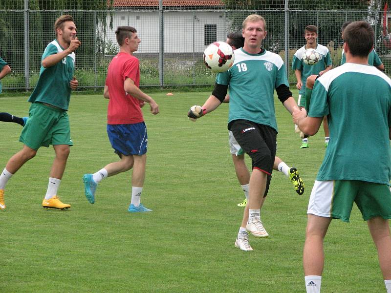 Bzenečtí fotbalisté v úterý zahájili přípravu na premiérovou divizní sezonu. Realizační tým Slovanu rozšířil Libor Snopek, který se stal asistentem trenéra.