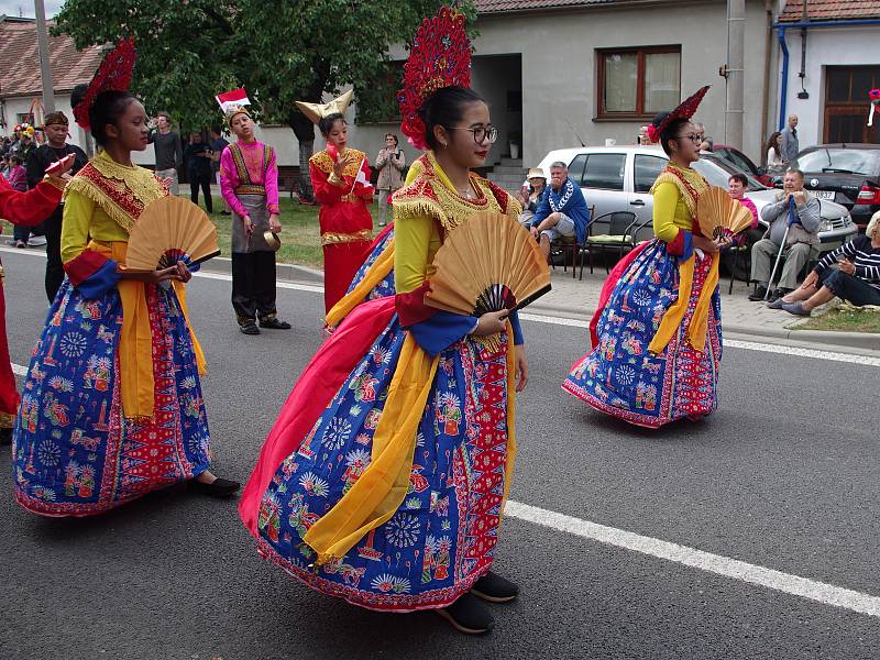 Strážnice o víkendu žila třiasedmdesátým folklorním festivalem. Ve slavnostním průvodou se představili i hosté u Indonésie.