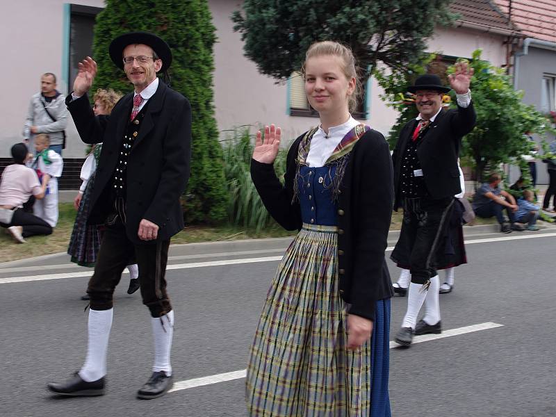 Strážnice o víkendu žila třiasedmdesátým folklorním festivalem. Do slavnostního průvodu se zapojili i členové souborů, kteří se představili v programu Od Šumavy k Alpám.