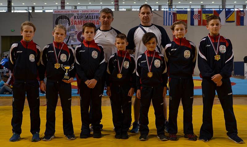 Úspěšná hodonínská výprava s trenéry Robertem Krejčiříkem a Jiřím Bajákem. Zleva stojí Dominik Kubeš, Filip Bartošík, Šimon Kocmánek, Nikolas Doupovec, Tibor Kubík, Alexandr Lucký a Jiří Baják.