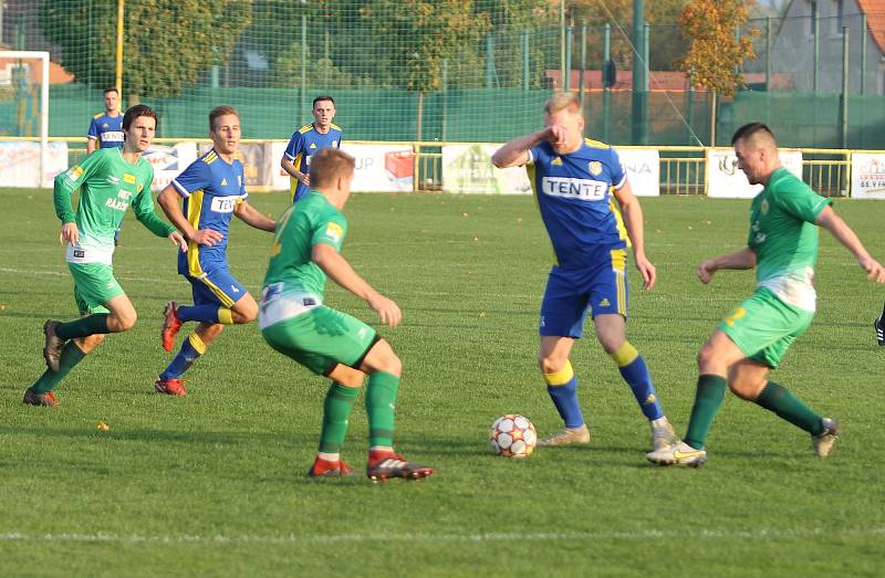 Fotbalisté Ratíškovic (v modrém) remizovali s Ráječkem 2:2.