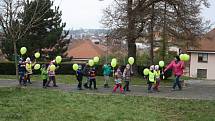 Z téměř dvou tisíc nafukovacích balonků vytvořili žáci a studenti kyjovských škol za pomoci veřejnosti živý vlčí mák, kterým uctili válečné vetrány.