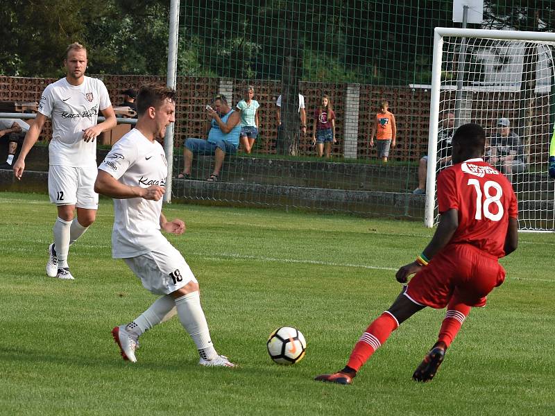 V předkole domácího poháru MOL Cup vyhráli fotbalisté Sokola Lanžhot (bílé dresy) nad FK Hodonín 3:1.