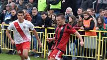 Fotbalisté Hroznové Lhoty (bíločervené dresy) v televizním duelu přehráli Vnorovy 5:1. Zápas na Zelničkách sledovalo 1500 diváků. Foto: Jaroslav Kicl