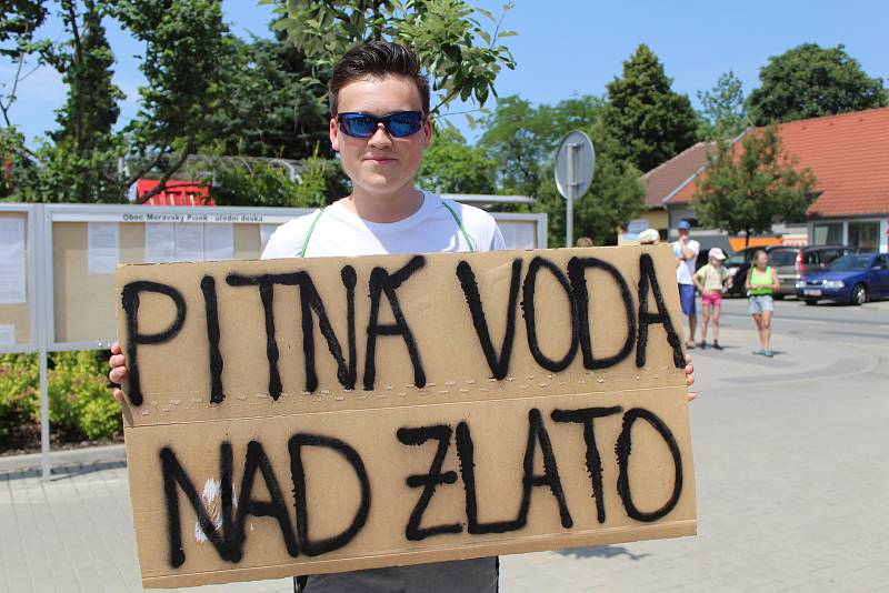 Protestní pochod za lidi pro vodu! Účastníci se postavili proti plánované těžbě štěrkopísku v blízkosti prameniště pitné vody.