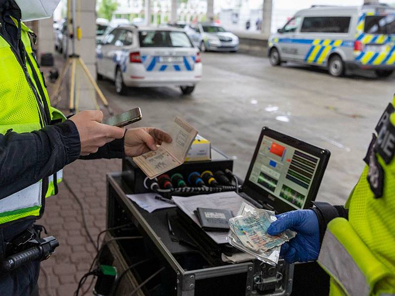 Cesta cizinců skončila v Lanžhotě. Z kamionu přestoupili do policejní dodávky.