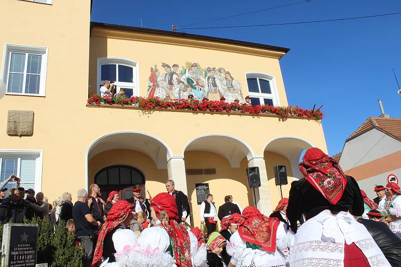 Vracovské hody. Sobotní krojovaný průvod a povolení hodů.