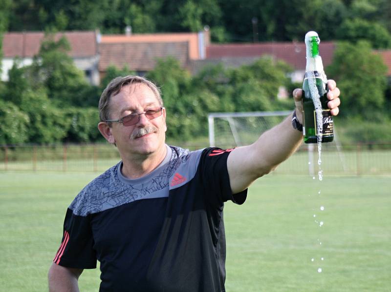 Fotbalisté Velké nad Veličkou (v červených dresech) si vítězství v první B třídě pojistili remízou 1:1 na hřišti Lovčic. Triumf v nejnižší krajské soutěži si vychutnávali společně s věrnými příznivci.