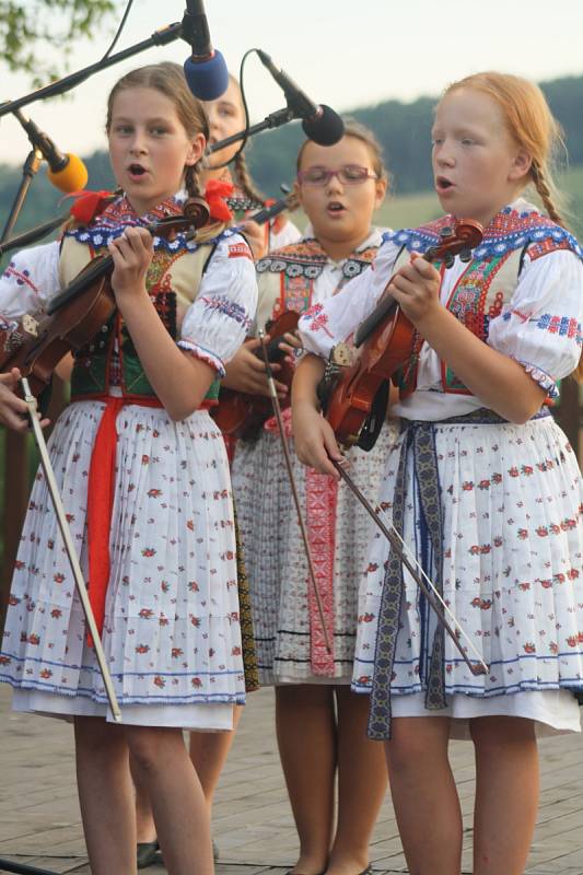 Přes jedenáct tisíc lidí navštívilo o víkendu Horňácké slavnosti ve Velké nad Veličkou. Jedenáct pořadů patřilo lásce, chlebu, tradicím, tanci a zpěvu. Tři výstavy připomněly významná jubilea.