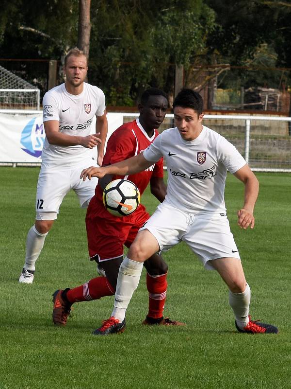 V předkole domácího poháru MOL Cup vyhráli fotbalisté Sokola Lanžhot (bílé dresy) nad FK Hodonín 3:1.