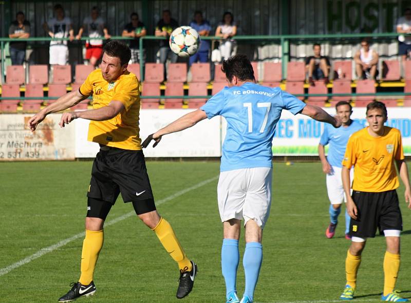 Fotbalisté Mutěnic (ve žlutých dresech) přehráli ve vloženém 30. kole krajského přeboru Boskovice 2:0 a zůstali v čele tabulky.