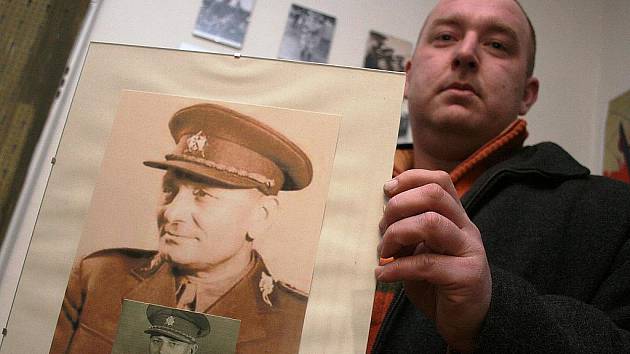 Správce Military muzea Petr Něnička s fotografií generála Ingra.