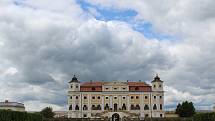 Návštěvníci barokního zámku v Miloticích se mohou od pondělí podívat také do interiérů.