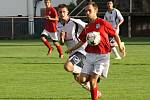 Fotbalisté Šardic (v červených dresech) přestříleli v prvním předkole krajského poháru rivala z Kyjova 5:4 a postoupili do další fáze jihomoravské soutěže.