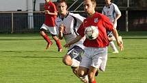 Fotbalisté Šardic (v červených dresech) přestříleli v prvním předkole krajského poháru rivala z Kyjova 5:4 a postoupili do další fáze jihomoravské soutěže.