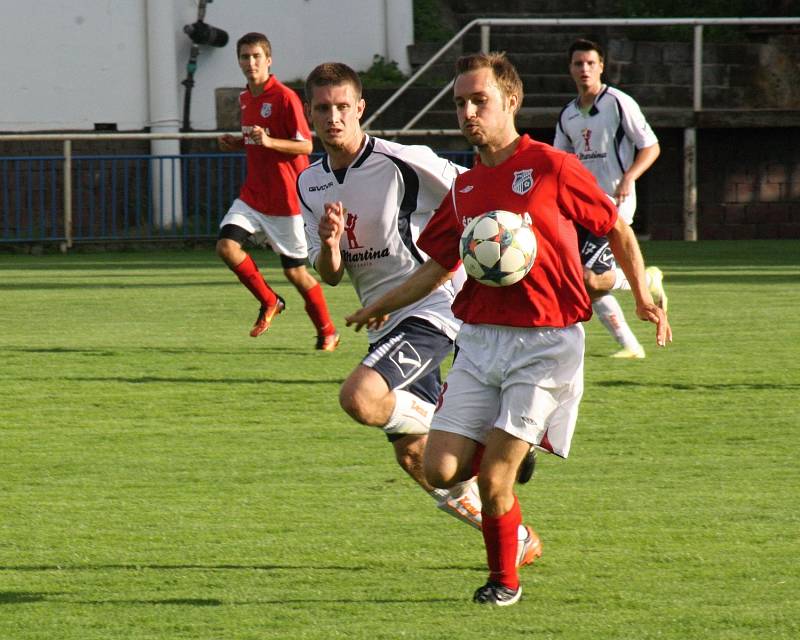 Fotbalisté Šardic (v červených dresech) přestříleli v prvním předkole krajského poháru rivala z Kyjova 5:4 a postoupili do další fáze jihomoravské soutěže.