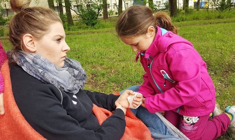 Okresní soutěž hlídek mladých zdravotníků v areálu Základní školy U Červených domků v Hodoníně.