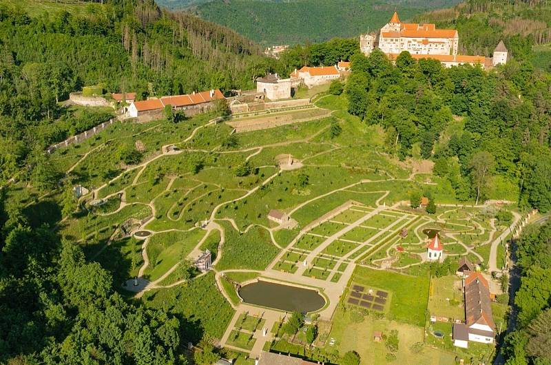 Obnova vrchnostenské zahrady u hradu Pernštejn.