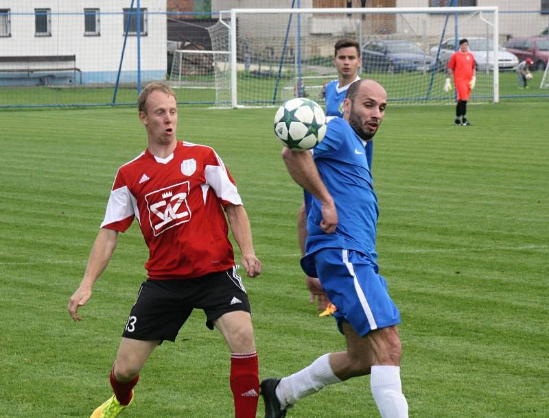 Fotbalisté Blatnice (v červených dresech) v 1. A třídě skupině B prohráli s Ratíškovicemi 2:3. Výhru hostů trefil záložník Dominik Jankůj.