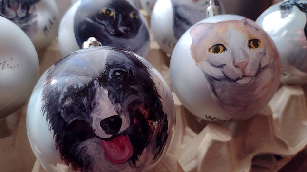 Výtvarník Petr Přikryl maluje na vánoční ozdoby tváře domácích mazlíčků.