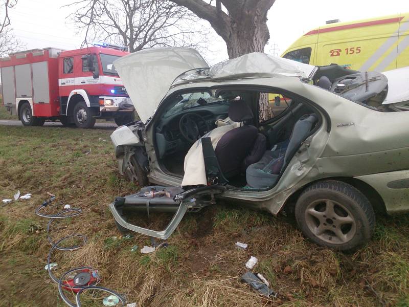 Dva lidské životy v sobotu vyhasly na silnici mezi Svatobořicemi-Mistřínem a Kyjovem. Mladíci v renaultu havarovali do stromu.