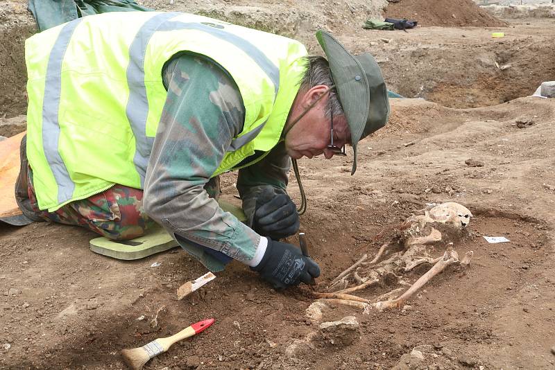 Archeologické nálezy v okolí kostela Panny Marie ve Veselí nad Moravou.